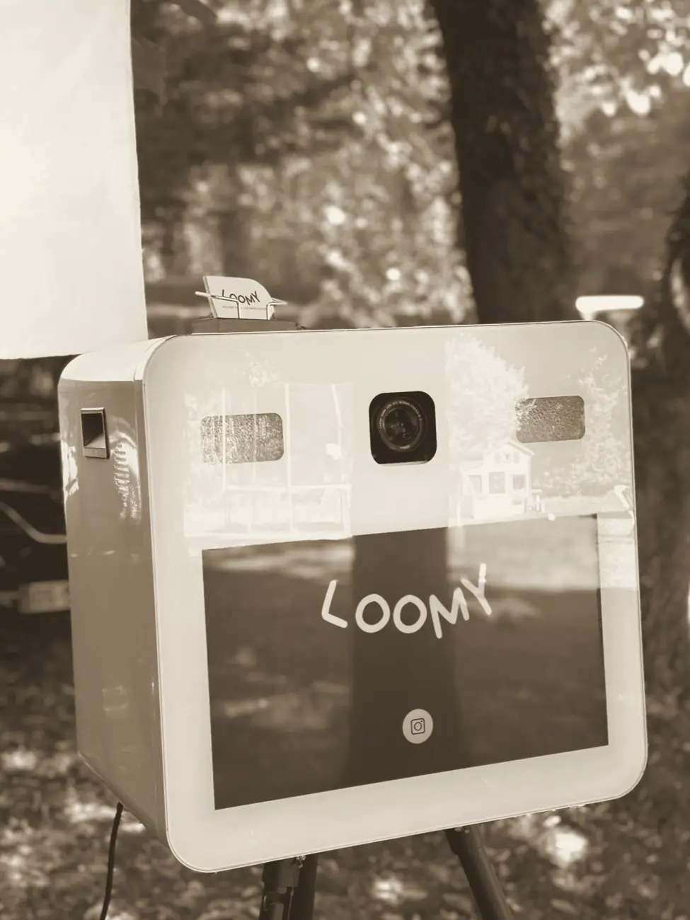 La borne photo LOOMY installée en extérieur, sous les arbres